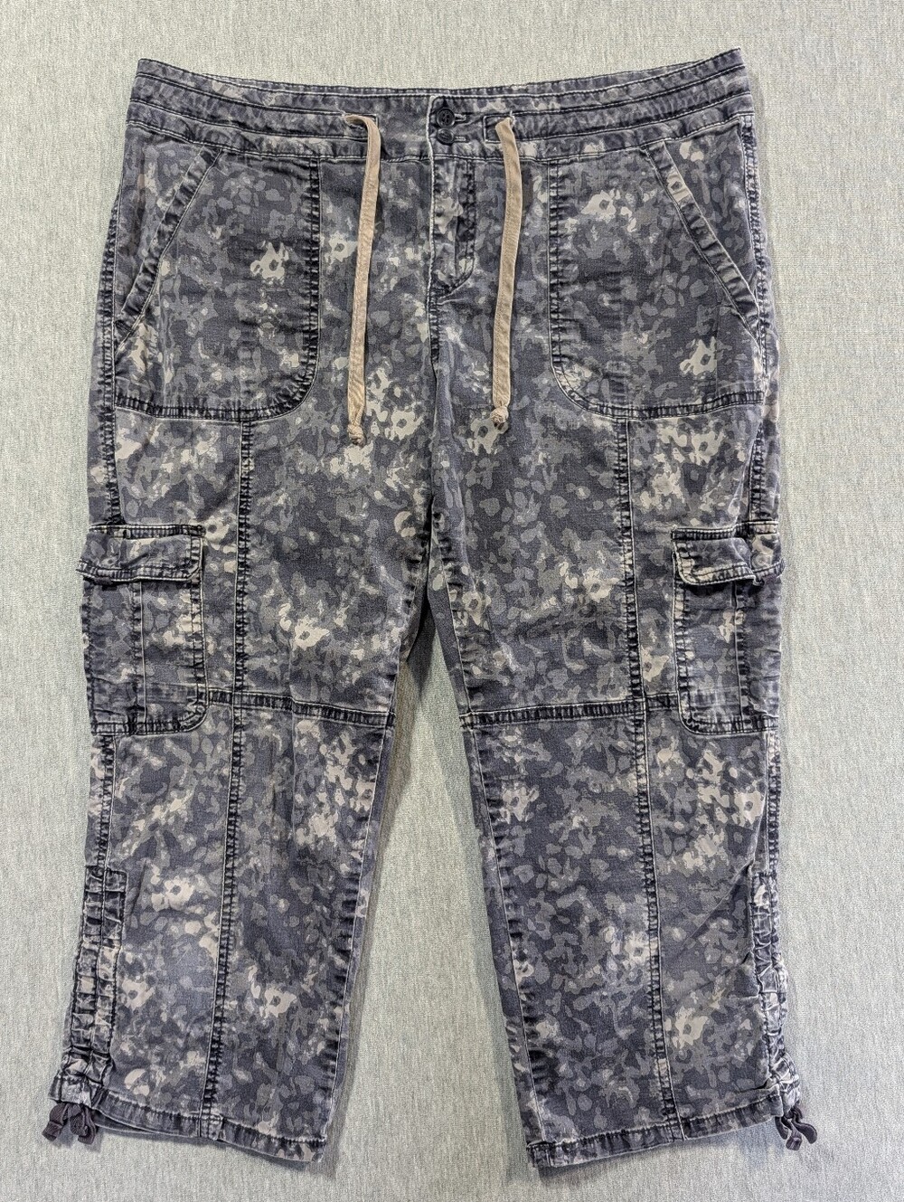 WindRiver Mid Rise Camo Cargo Capris Women's 10 Grey